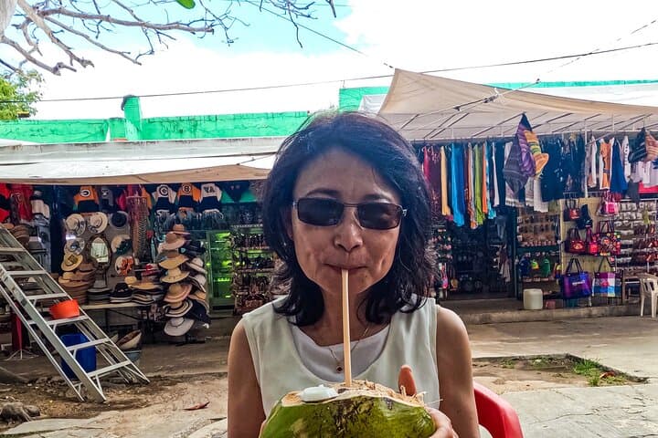 Cancun Private Shopping Tour: Mercado 28, La Isla & Playa Delfines photo 3