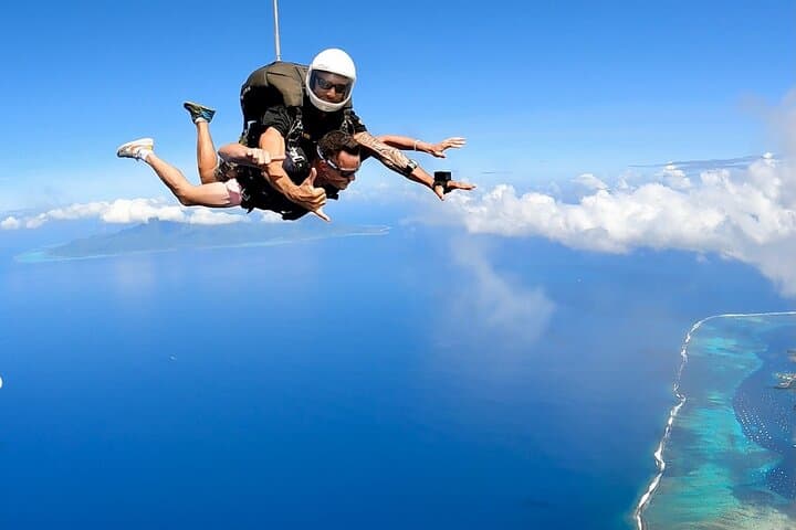 Tahiti Paragliding and Island Discovery: Full-Day Parachute or Paraglide Tour