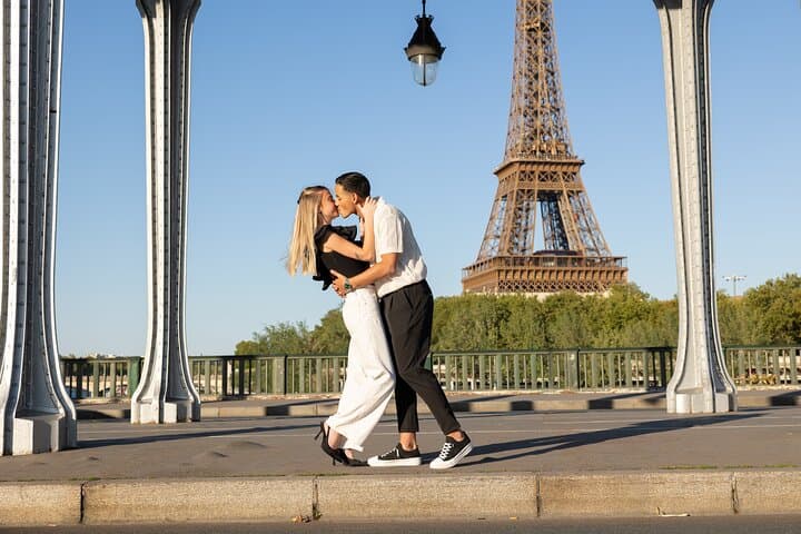 Eiffel Tower Couples Photoshoot: Romantic Paris Photo Session