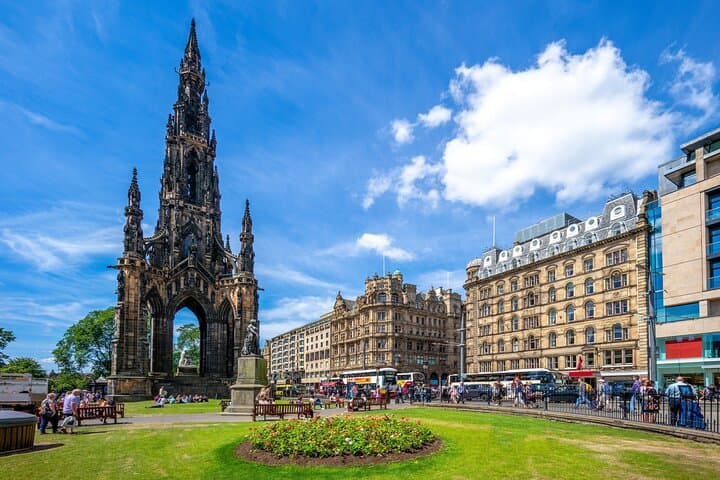 Explore Edinburgh Old Town: Private Guided Royal Mile Walking Tour