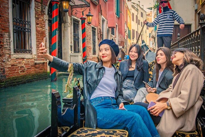 Venice Gondola Ride: Classic 30-Minute Canal Experience photo 4