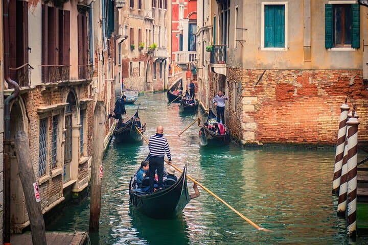 Venice Gondola Ride: Classic 30-Minute Canal Experience photo 5