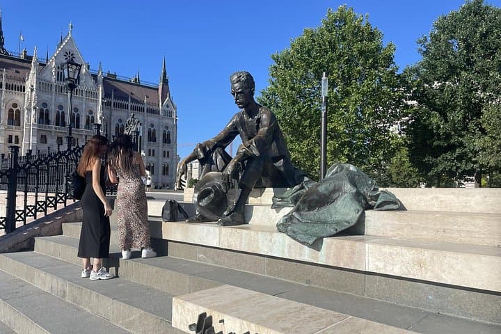 Budapest Scavenger Hunt Along the Danube: Interactive Walking Tour