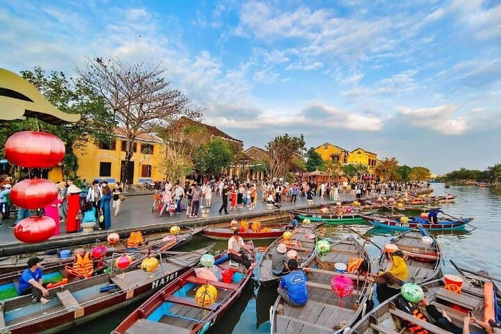 Evening Lantern Boat Ride on Hoi An’s Hoai River photo 4