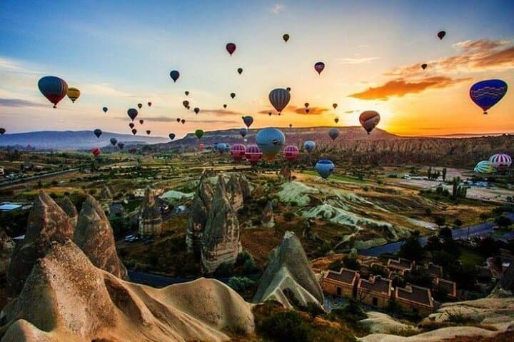 Sunrise Hot Air Balloon Tour Over Goreme Valley — Cappadocia Balloon Ride Guide photo 2