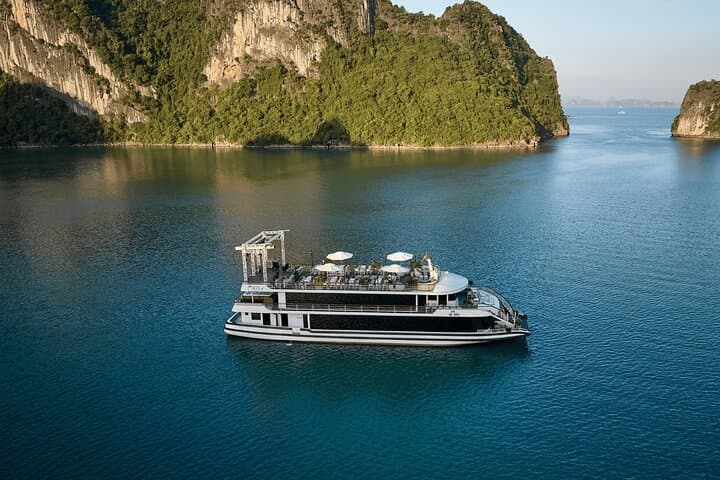 Iris Cruise Halong Bay: One-Day VIP Experience from Hanoi