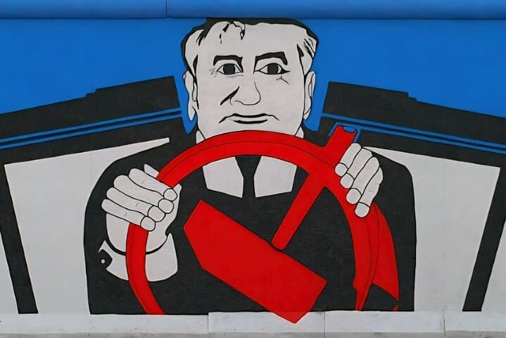 East Side Gallery Walking Tour — Berlin Wall, Art & Oberbaum Bridge photo 6