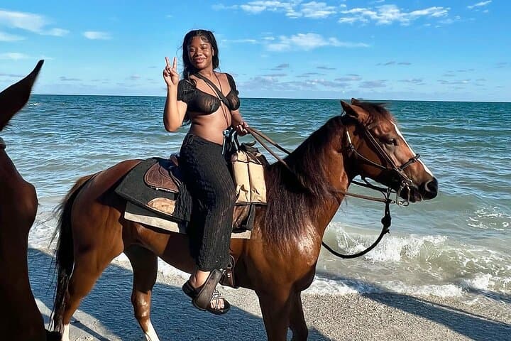Roatan Beach Horseback Riding and Coxen Hole City Tour photo 2
