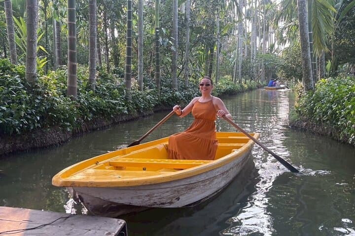Maeklong Railway & Damnoen Saduak Floating Market: Private Day Tour from Bangkok