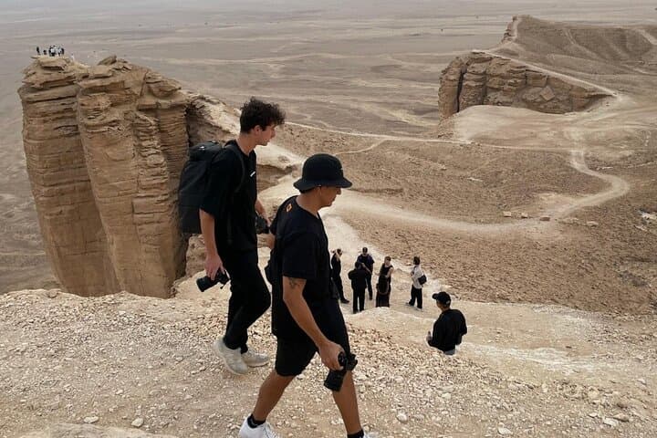 Edge of the World Sunset Hike from Riyadh: 4WD to Tuwaiq Cliffs photo 2