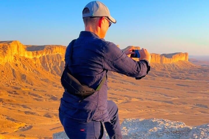 Edge of the World Sunset Hike from Riyadh: 4WD to Tuwaiq Cliffs photo 3